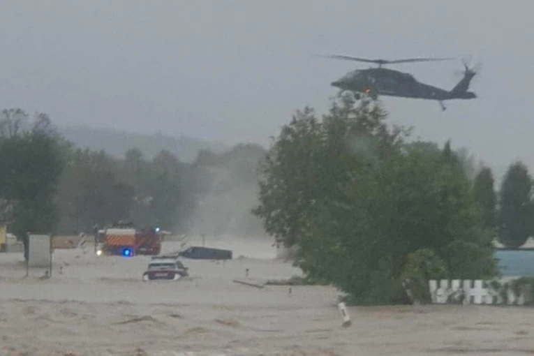 DVOJE SPASENO SIGURNE SMRTI! Austrijska vojska DIGLA Crnog jastreba! "Blek hok" SNIMLJEN u dramatičnoj akciji (FOTO/VIDEO)