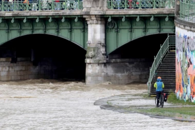 POPLAVA DECENIJE PRETI BUDIMPEŠTI! Zatvara se grad, stanovnicima saopšteno samo jedno! SVI SE PLAŠE NAREDNE NOĆI