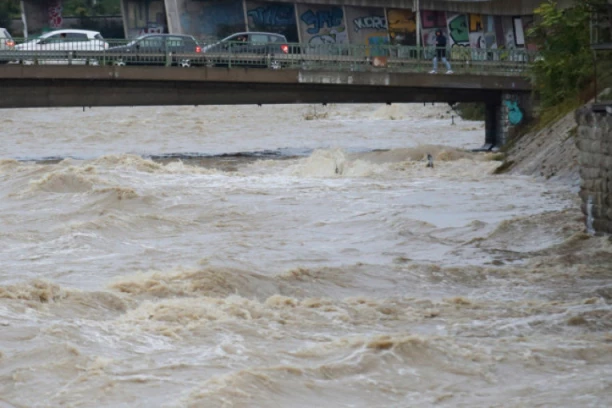 VODENA STIHIJA PROBILA KOD TRI NASELJA U NOVOM SADU! Pik poplavnog talasa na Dunavu, evo šta nas čeka do ponedeljka