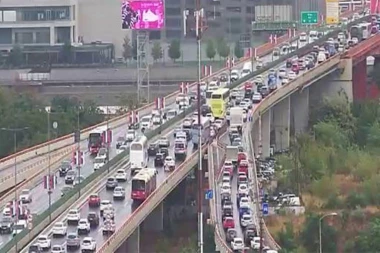 KOLAPS U BEOGRADU! Kiša i klizav kolovoz usporili saobraćaj, OGROMNE GUŽVE na više lokacija!