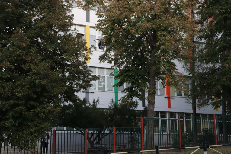 Dete palo sa prozora škole