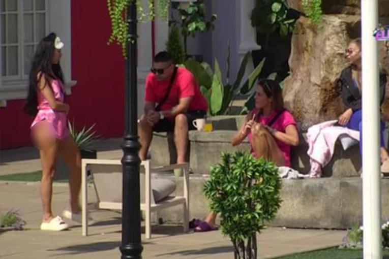 Slađa Lazić bez donjeg veša