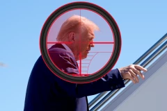 "REKLI SMO MU DA SPUSTI PUŠKU"! Policajci opisali kako su ubili muškarca na Trampovom imanju! Oglasila se i porodica UBIJENOG (VIDEO)