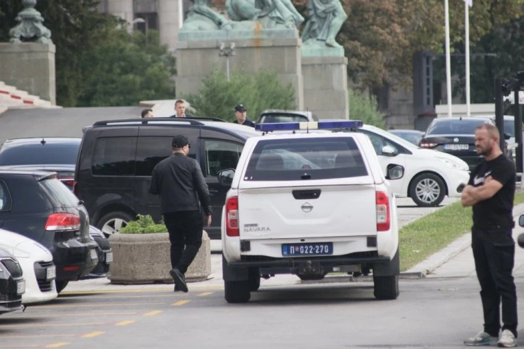 BAČENA BOMBA U ZEMUNU! Napadač demolirao fitnes centar!