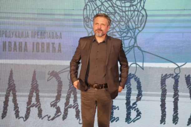 NEBOJŠA DUGALIĆ SA ŽENOM I DECOM U JAVNOSTI! Porodica na okupu, a evo šta je povod! (FOTO+VIDEO)