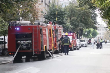 GORI KUĆA OD 200 KVADRATA U CENTRU BEOGRADA! Dim kulja, vatrogasna vozila samo pristižu: Dramatične scene u Francuskoj ulici!