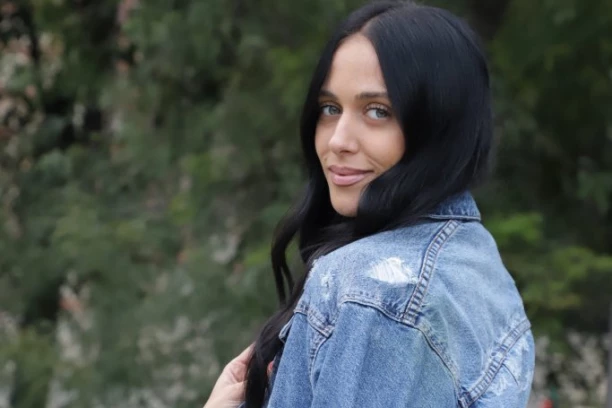 PRVI PUT O SKANDALOZNOM SNIMKU IZ CRNE GORE: Mahrina svima zapušila usta - PEVALA SAM PRED 3.000 LJUDI! (VIDEO)