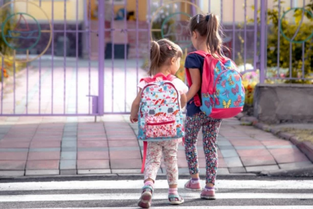 RODITELJI, SLEDE VELIKE PROMENE! Za svaki izostanak, OCENU, loše ponašanje vašeg deteta u školi - dobijate poruku!