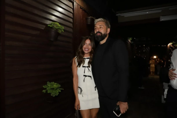 SUPRUGA OGNJENA AMIDŽIĆA DOŽIVELA VELIKU NEPRIJANOST: Pobegla iz taksija zbog vozača, sve se saznalo! (FOTO)