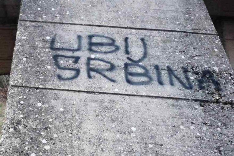 "UBIJ SRBINA" I "MARŠ IZ HRVATSKE"! Skandalozni grafiti osvanuli na školi u Splitu!