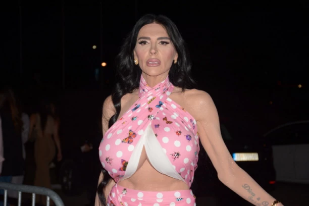 KO JE ELEKTRA ELIT, KOJOJ SU SPECIJALCI UPALI U STAN?! Transrodna pevačica priznala da je PROSTITUTKA, a ovo će vas ŠOKIRATI!