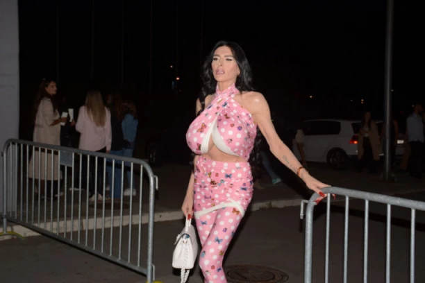 DECI NAŠE PEVAČICE NE SMETA ŠTO IM JE MAJKA DEKLARISANA PROSTITUTKA! Nikad veća SKANDALČINA na estradi, isplivao CENOVNIK!