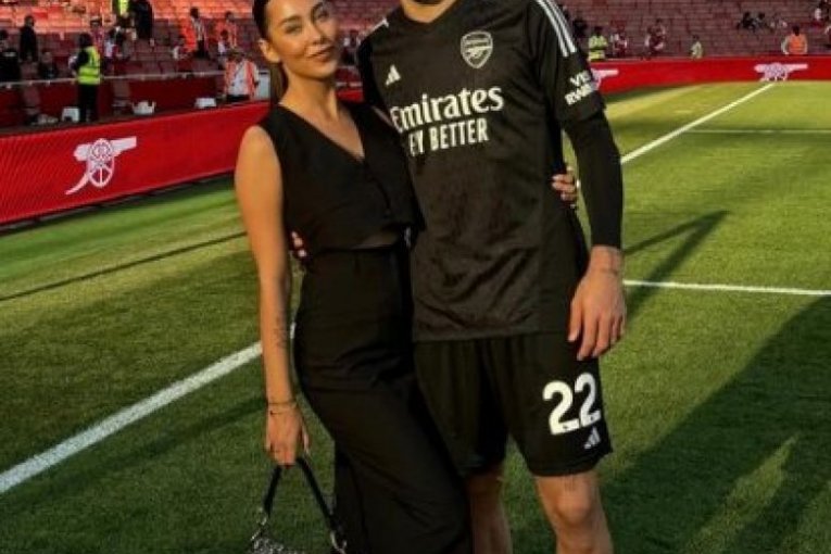 Kako se pored nje skoncentrisati na fudbal? Golmanu Arsenala to polazi za rukom