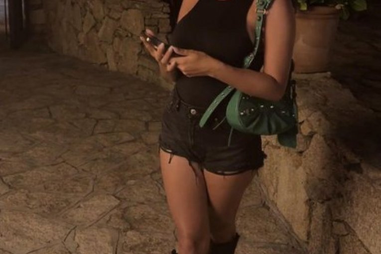 Kako se pored nje skoncentrisati na fudbal? Golmanu Arsenala to polazi za rukom