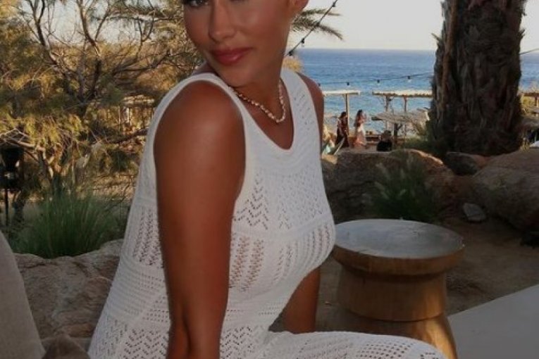 Kako se pored nje skoncentrisati na fudbal? Golmanu Arsenala to polazi za rukom