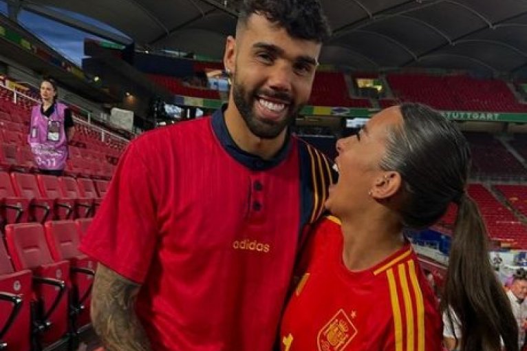 Kako se pored nje skoncentrisati na fudbal? Golmanu Arsenala to polazi za rukom