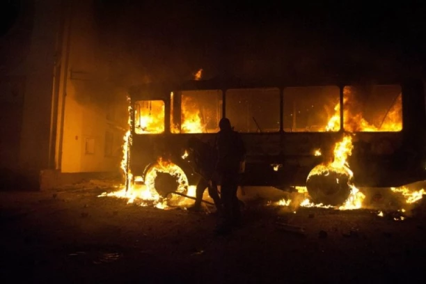 HOROR NA GRANIČNOM PRELAZU! Izgoreo autobus pun Bugara dok su čekali kontrolu! (FOTO)