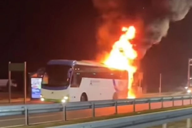 ZAPALIO SE AUTOBUS KOD JAKOVA! Ceo zadnji deo u plamenu! (VIDEO)