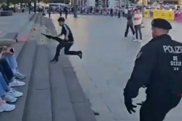 BRUKA U BERLINU: Policajci jurili dečaka sa zastavom Palestine kao NAJGOREG KRIMINALCA! Evo šta su mu na kraju uradili (VIDEO)