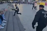 BRUKA U BERLINU: Policajci jurili dečaka sa zastavom Palestine kao NAJGOREG KRIMINALCA! Evo šta su mu na kraju uradili (VIDEO)