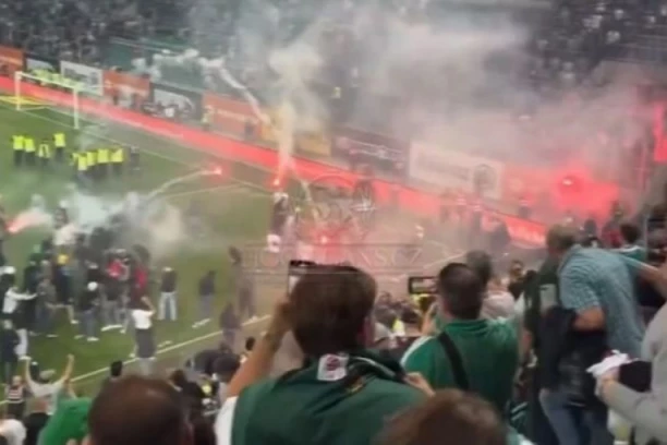 POSLE DERBIJA LETELE BAKLJE! Jeziva tuča, navijači izbačeni sa terena - Ni policija im nije mogla ništa! (VIDEO)