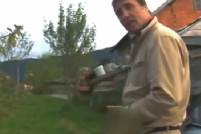 Jovan Memedović skinuo gaće