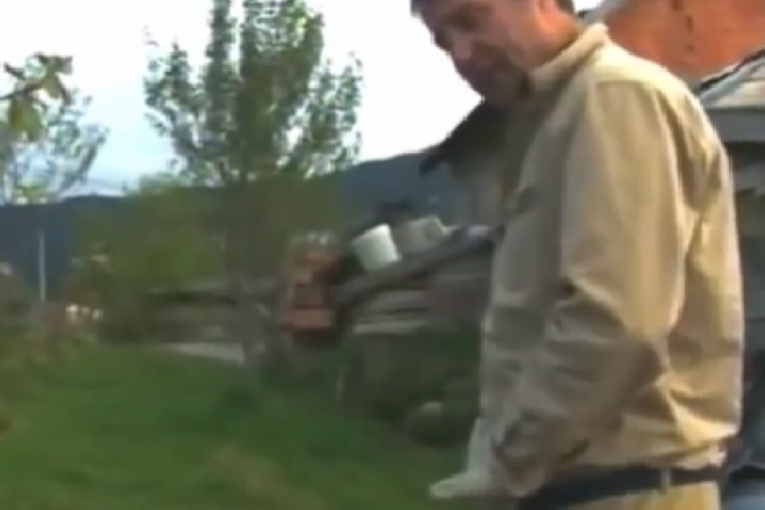 Jovan Memedović skinuo gaće