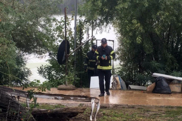 KOMBI SE SURVAO U DUNAV! Vozilo sletelo s mosta, ronioci traže preživele