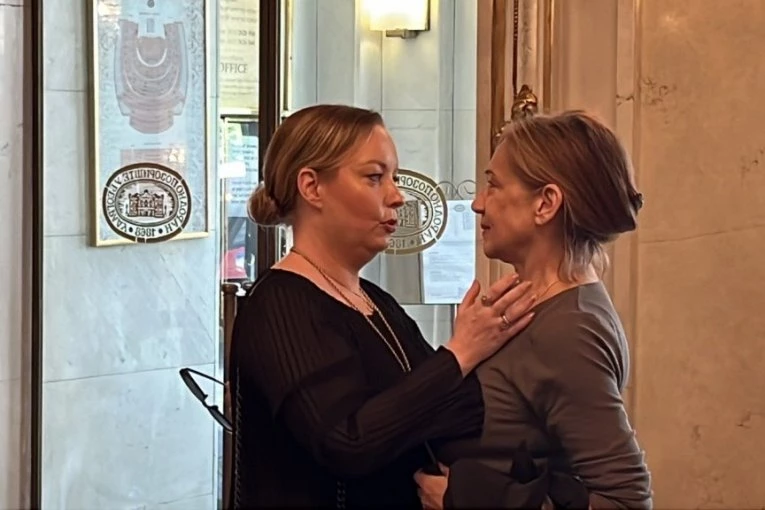 (UZNEMIRUJUĆE FOTKE) SMRSKANE KOSTI LOBANJE I LICE U KRVI! Isplivale jezive slike ćerke srpske glumice nakon stravične nesreće: Od ovog prizora podilazi jeza!