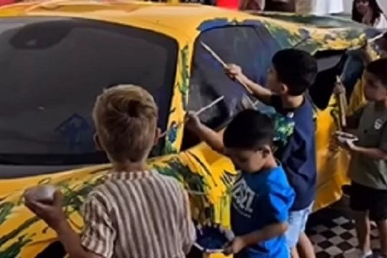 ŠTA ĆE TI ANIMATORI NA ROĐENDANU, KAD IMAŠ FERARI? Mali slavljenik sa drugarima uz BLAGOSLOV RODITELJA uništio auto od 500.000 EVRA (VIDEO)