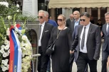 TUŽNA POVORKA NA NOVOM GROBLJU! Ćerka Radmile Živković jedva hoda, najbliži je drže za ruke (FOTO)