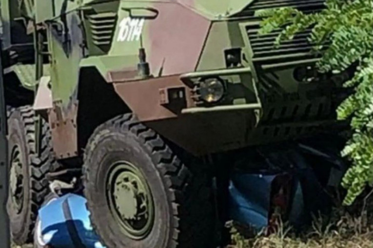 Smrskan automobil porodice Lazović