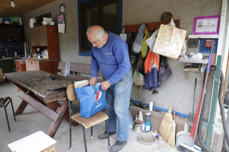 Rade Dragijević pokazuje novinarki Republike misteriozno pismo