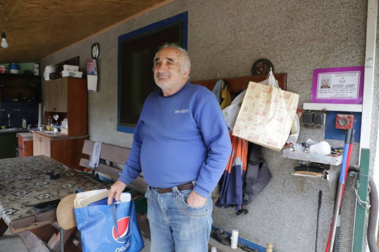 Rade Dragijević pokazuje novinarki Republike misteriozno pismo