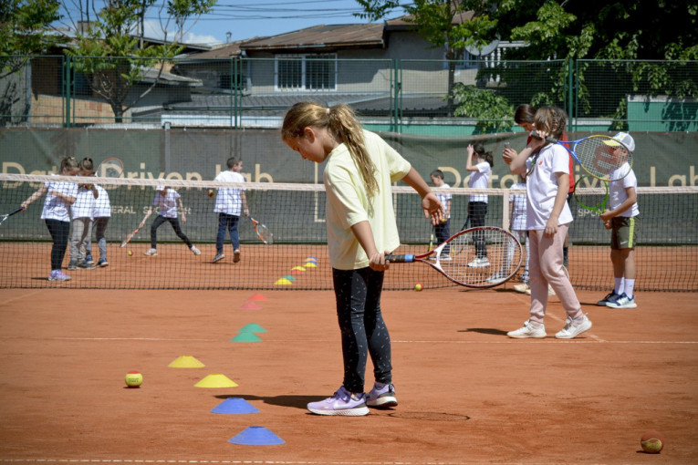 Besplatna škola tenisa za decu