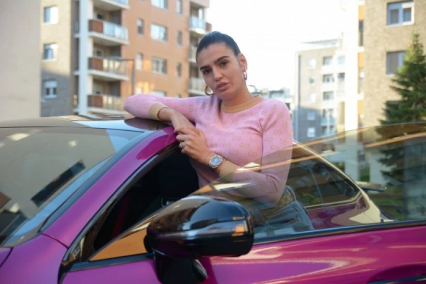 STRAVIČNA SCENA! Tamari Bojanić DEMOLIRAN stan, BIVŠI DEČKO je pokrao, pa sve RAZLUPAO, ona objavila SNIMAK haosa! (VIDEO)