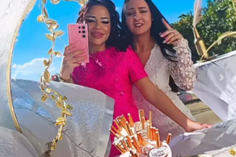 Aleksandra Mladenović sa sestrom