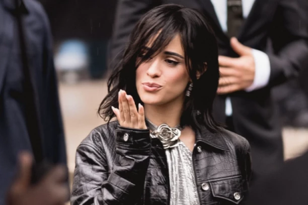 NAJVEĆI BLAM ILI HRABAR POTEZ? Slavna pevačica nastupala u PRAZNOJ areni, procurila ŠOK-FOTKA! (FOTO)