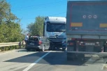 STRAVIČNA SAOBRAĆAJNA NESREĆA KOD ZAJEČARA! Preticao preko pune linije, pa se zakucao u kamion FOTO