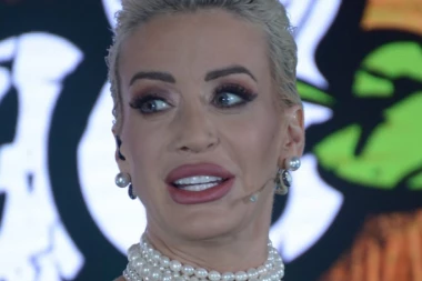 ROĐENDANSKO IZNENAĐENJE POŠLO PO ZLU! Dušica Jakovljević doživela ŠOK, upala u stan, pa ugledala KAMERE i počela da plače!