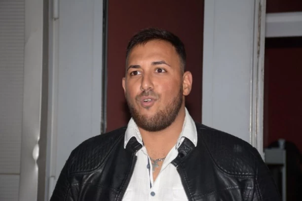 FIZIČKI NAPADNUT UČESNIK "FARME", HITNO ZAVRŠIO U URGENTNOM! Pozlilo mu nakon okršaja, stigle vesti o njegovom stanju!