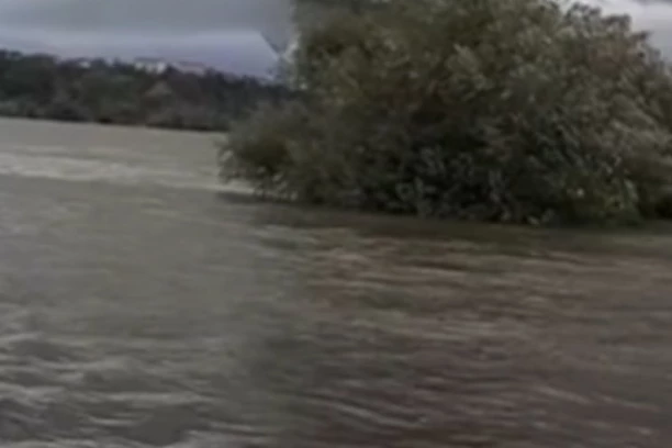 JADAR SE IZLIO KOD LOZNICE! Iz sata u sat situacija sve gora! U Lučanima prvi stepen pripravnosti!