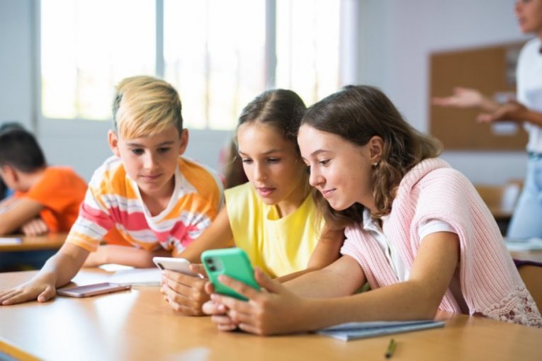 Deca ne ispuštaju telefon iz ruku