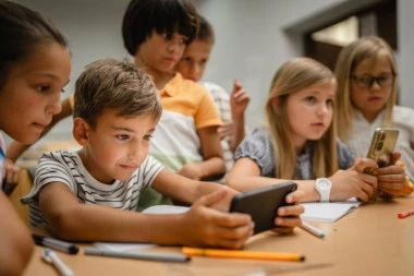 ŠOK NA BALKANU: Država zabranila upotrebu mobilnih telefona u osnovnim i srednjim školama!