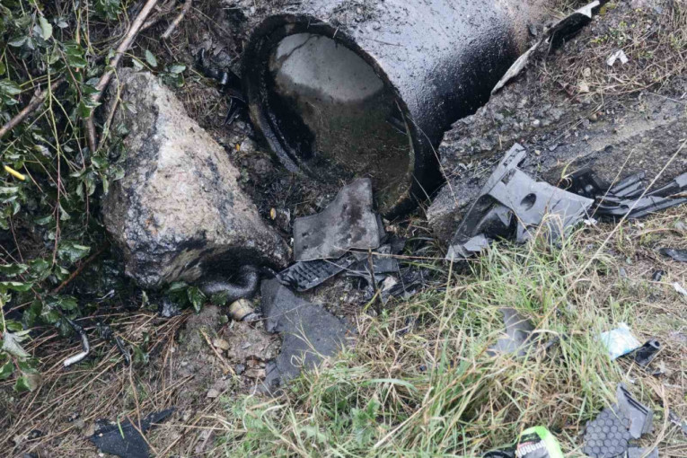 Kolima udario betonsku cev