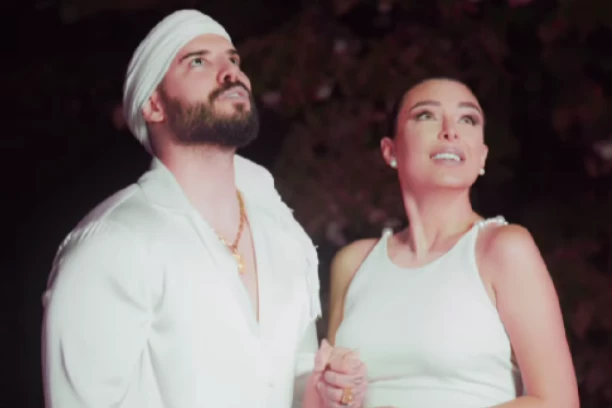 SUPRUGA ADAMA ADAKTARA SAMO ŠTO SE NE PORODI! Izašla u javnost sa stomakom do zuba, pa ŠOKIRALA! (VIDEO)