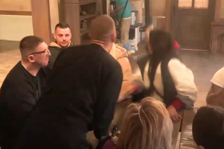 Kiki Star pljunula Božu Džonsa Farma 8 svadja