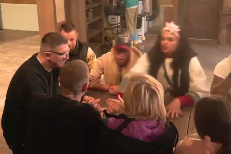 Kiki Star pljunula Božu Džonsa Farma 8 svadja