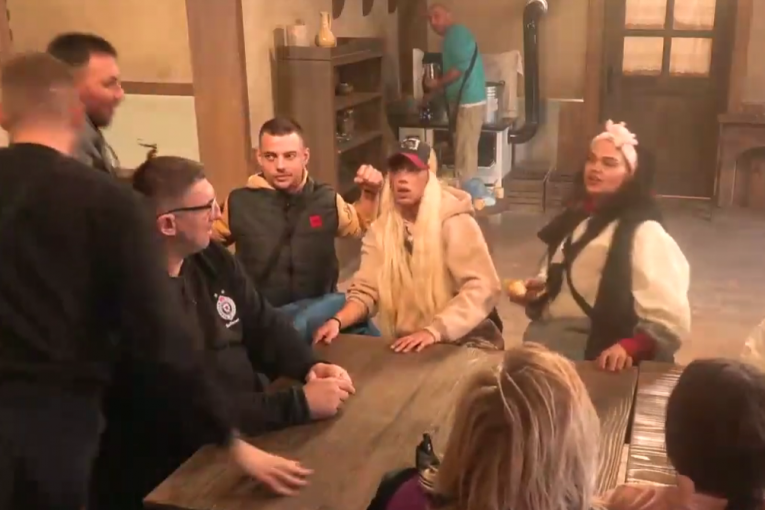 Kiki Star pljunula Božu Džonsa Farma 8 svadja