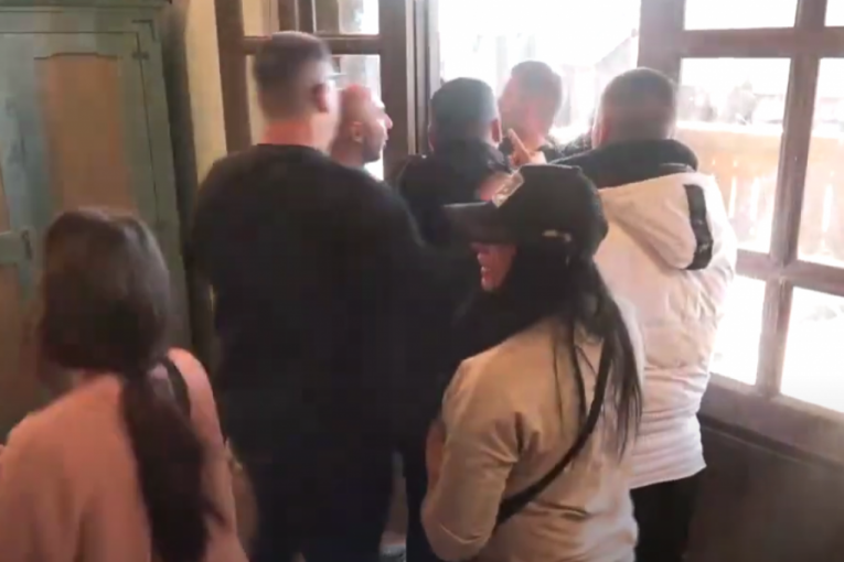 Kiki Star pljunula Božu Džonsa Farma 8 svadja